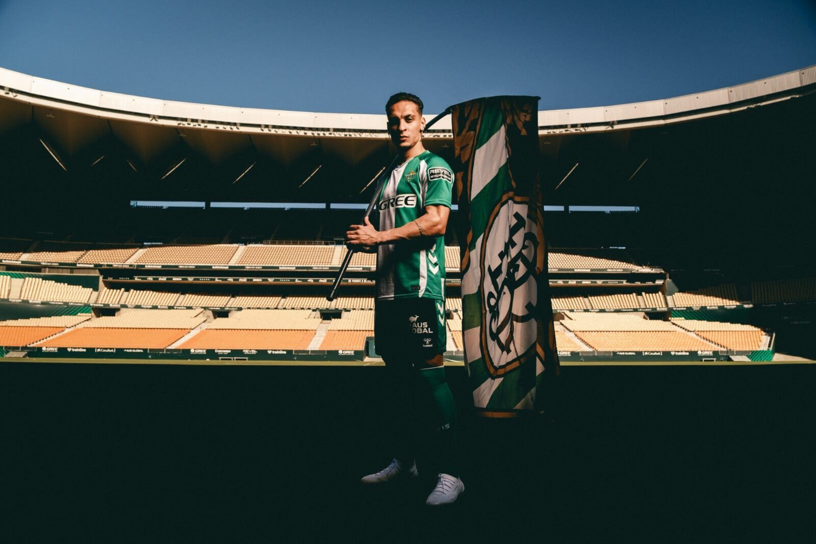 Antony posa con una bandera en La Cartuja.