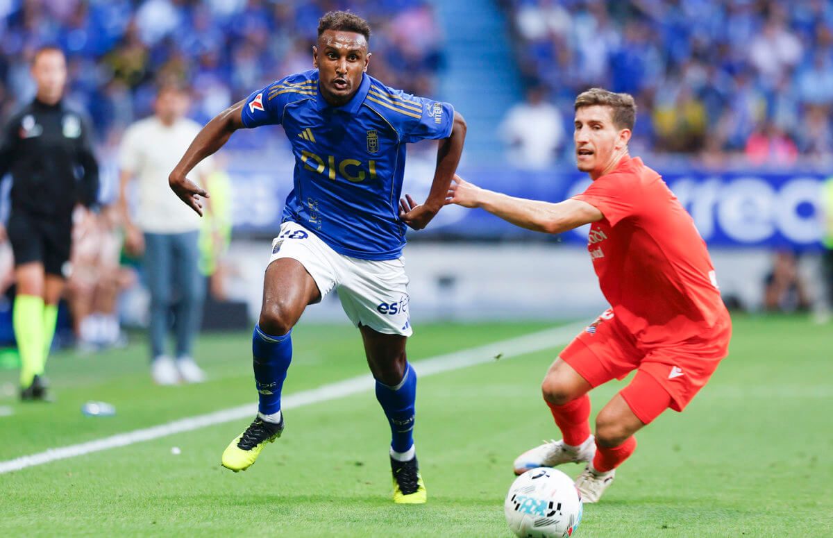  Haissem Hassan se marcha de Aihen Muñoz en el Oviedo-Real Sociedad.