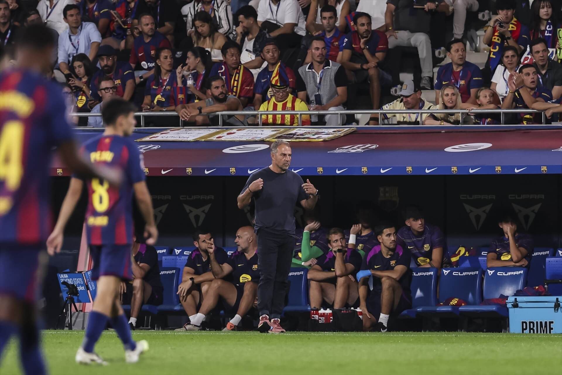 Hansi Flick durante el Barça - Valencia