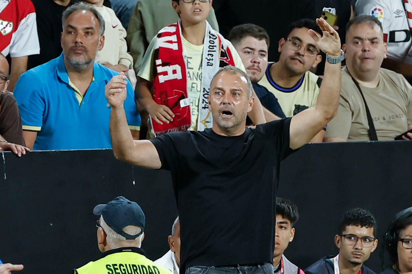 Hansi Flick en el Estadio de Vallecas