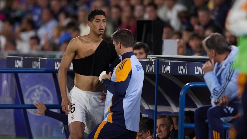  Jude Bellingham, con el vendaje negro en el hombro, durante un partido del Real Madrid (foto: Cordo