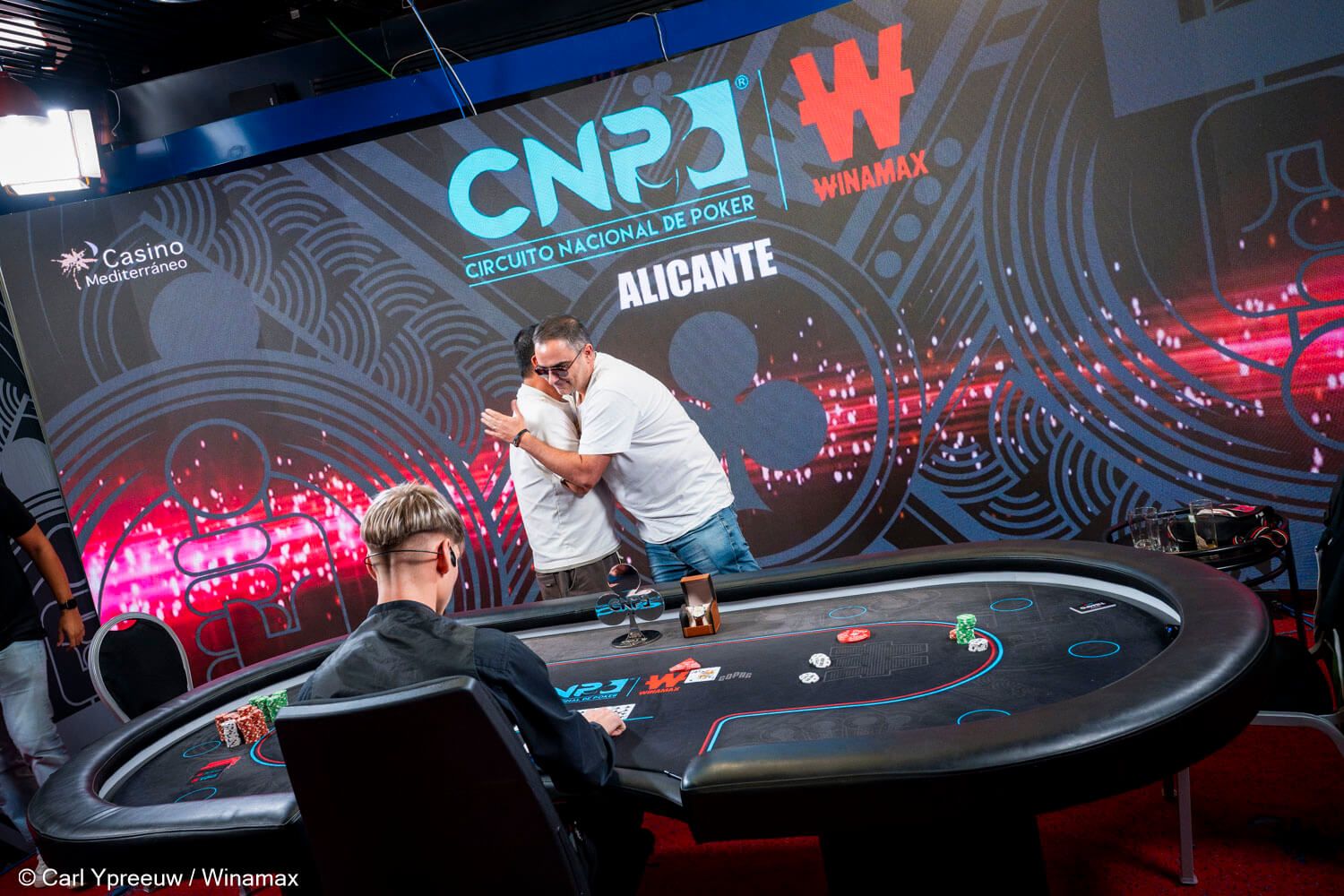 Hongbo Lin, campeón, se abraza a Miguel Montes, líder del circuito