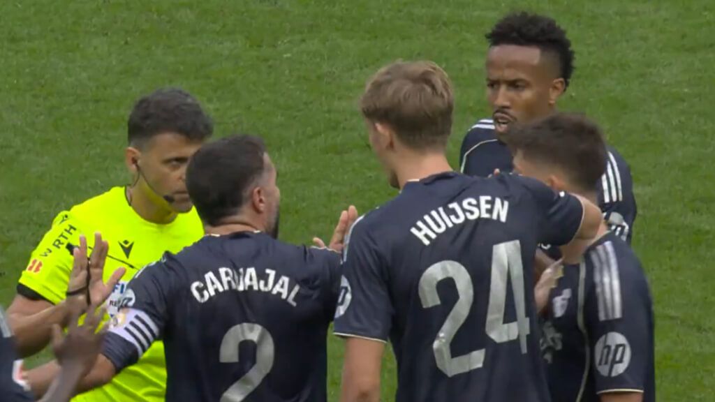  Dean Huijsen protestando a Gil Manzano (Fuente: Movistar)