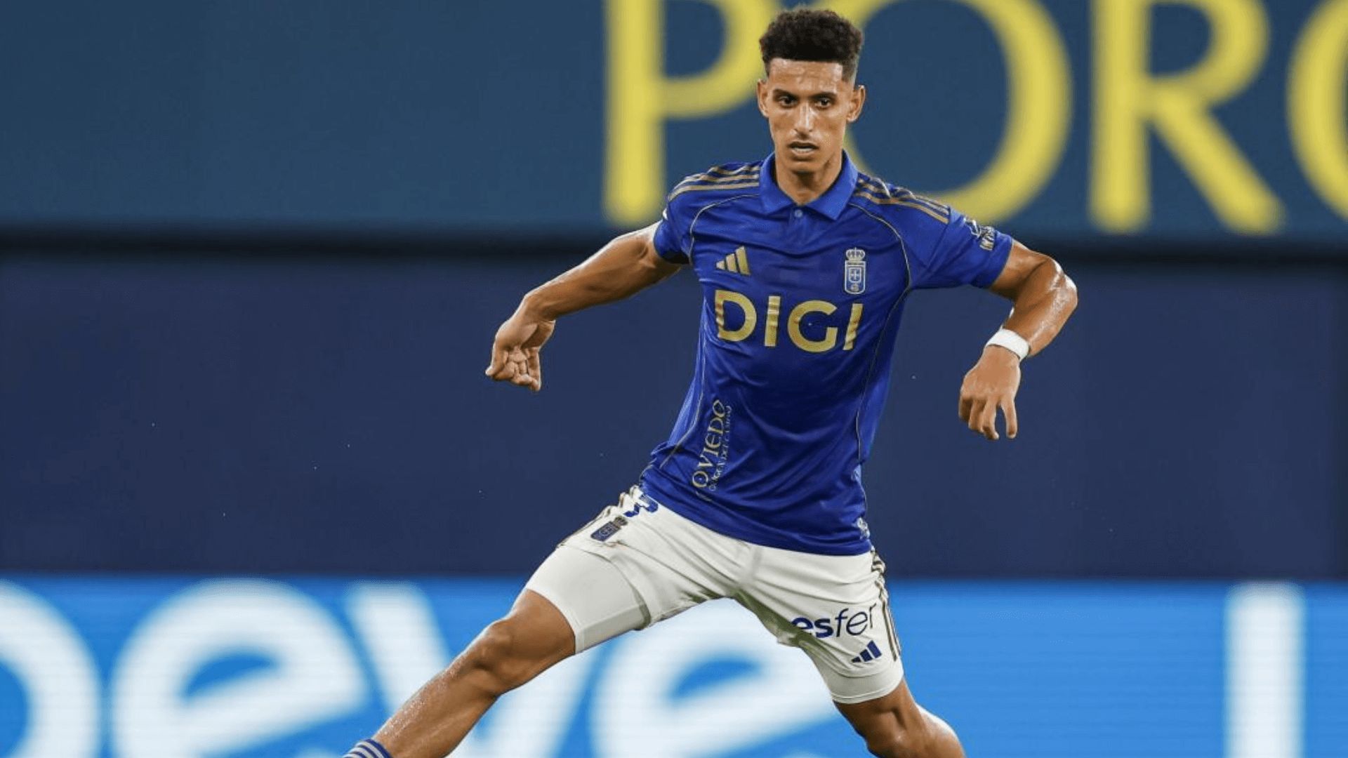  Ilyas Chaira, en un partido del Real Oviedo.