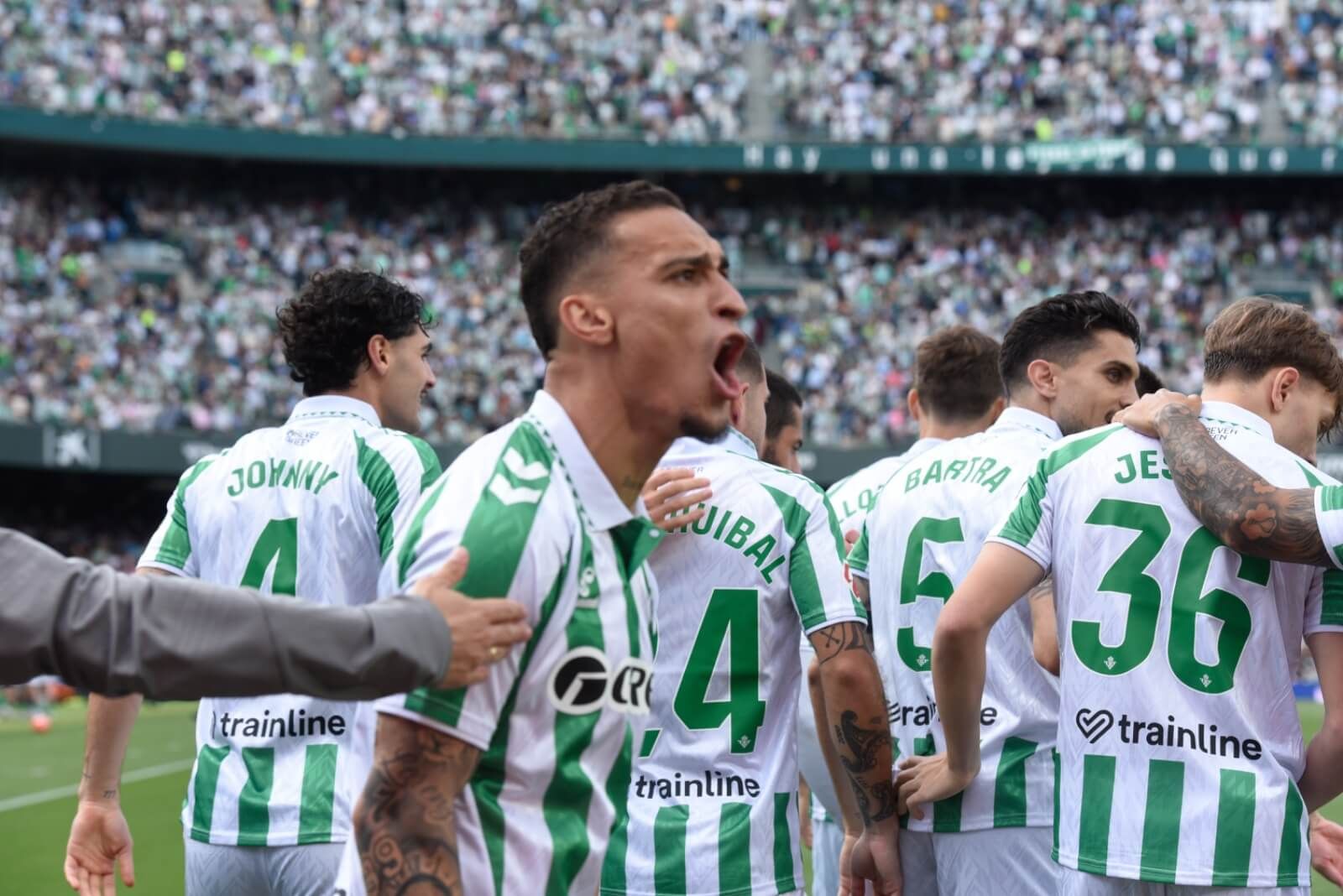  Antony, celebrando el tanto de Aitor Ruibal ante el Villarreal.