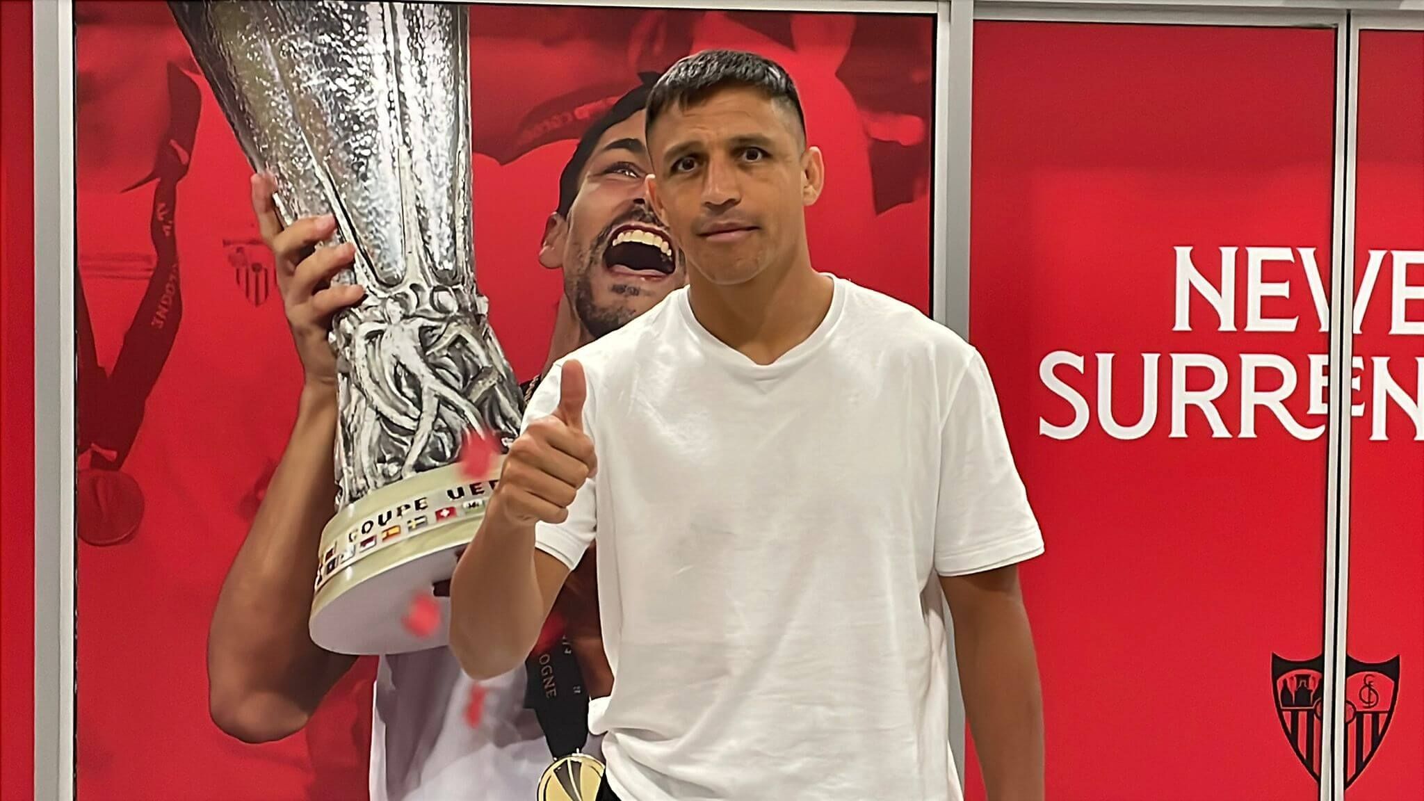 Alexis Sánchez, en su llegada a Sevilla.