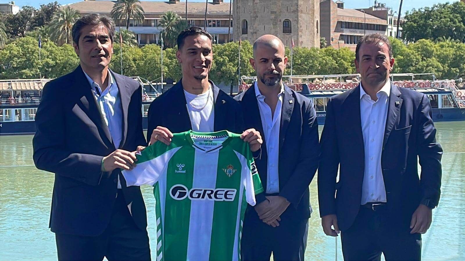 La primera imagen de Antony en su vuelta al Betis.
