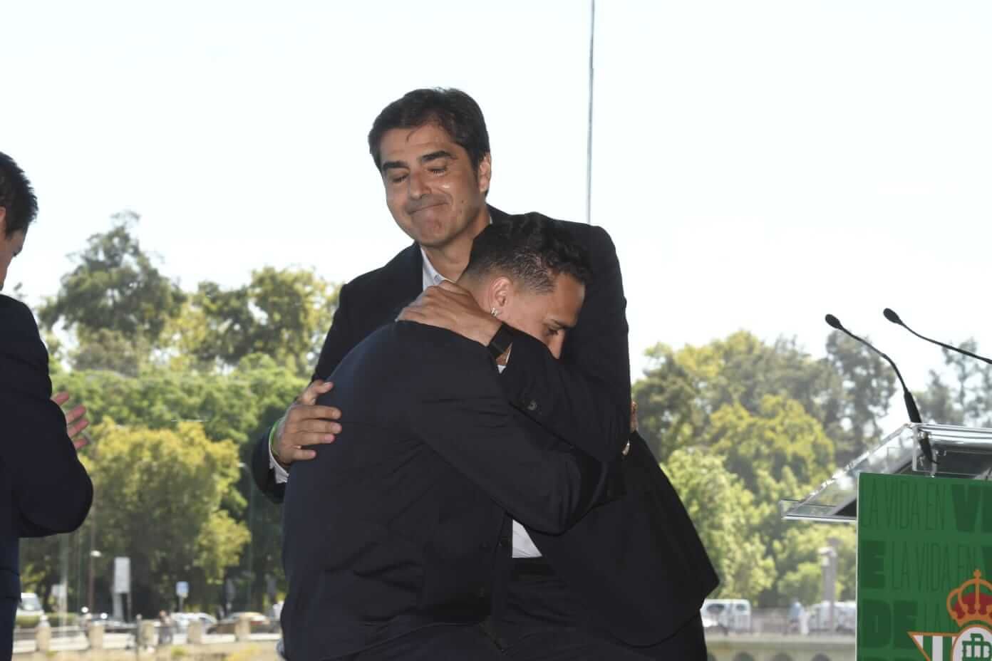 Ángel Haro, abrazando a Antony.