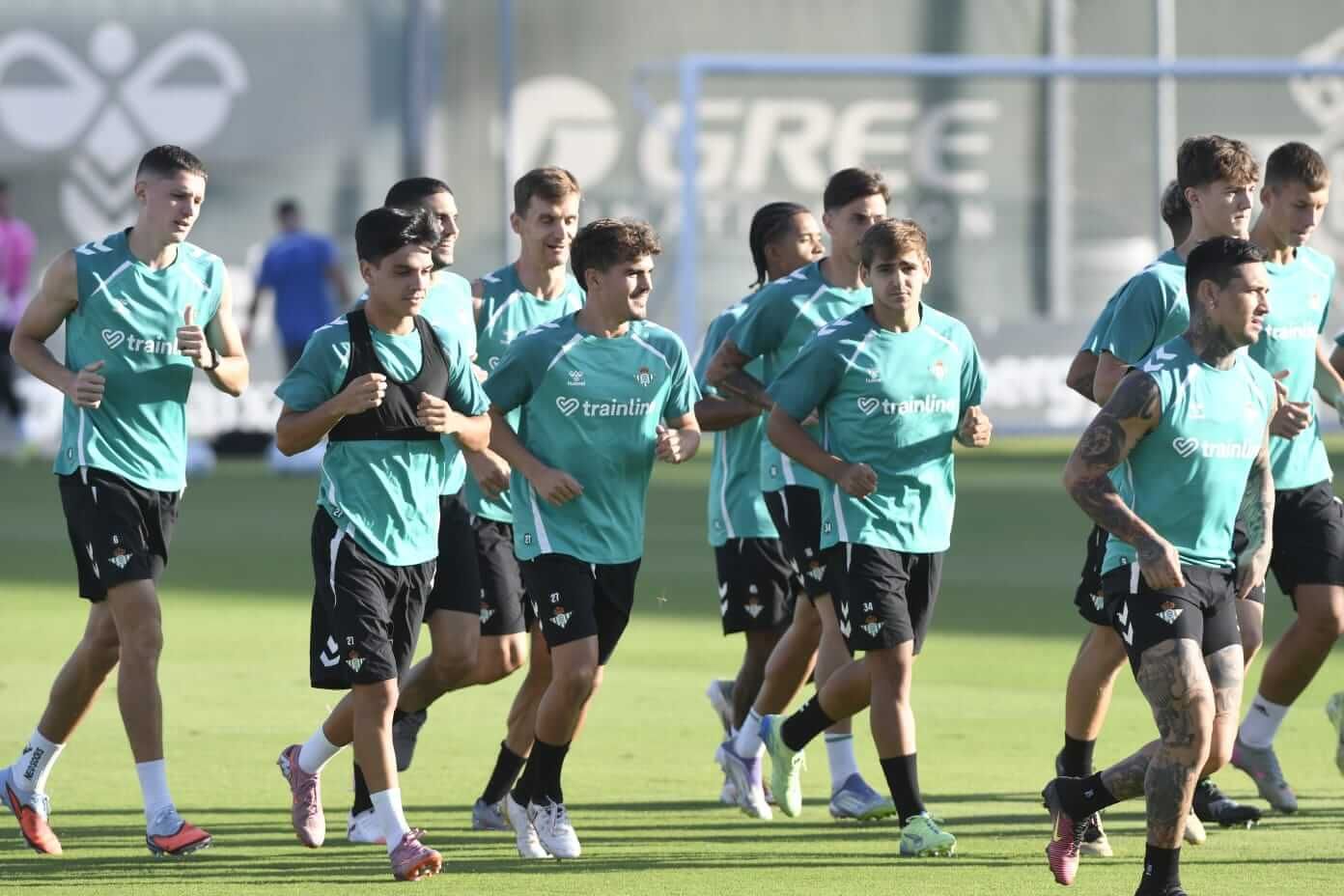Algunos de los juveniles que han trabajado con el Betis este viernes.
