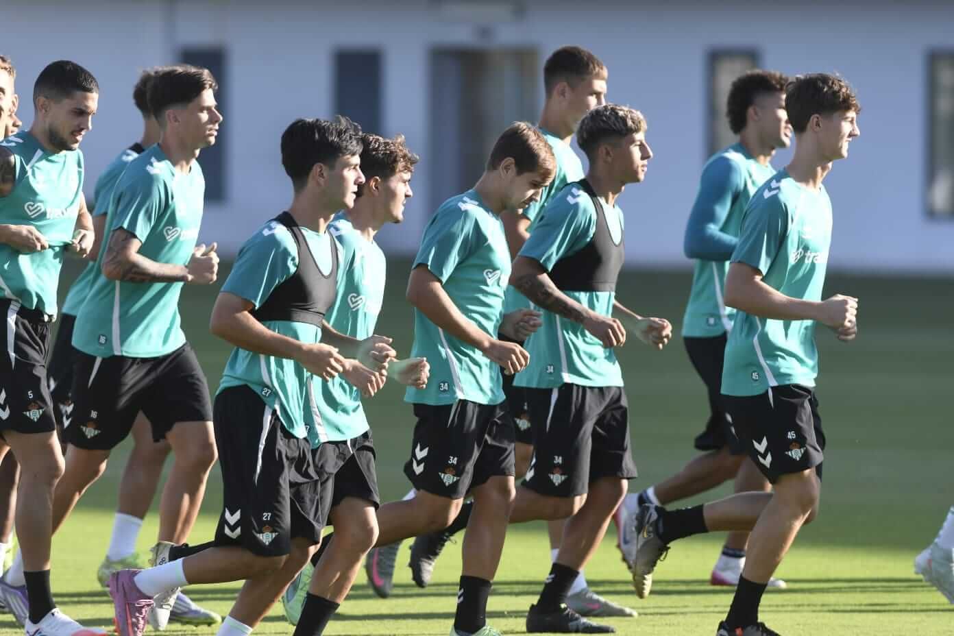 Algunos de los juveniles que han trabajado con el Betis este viernes.