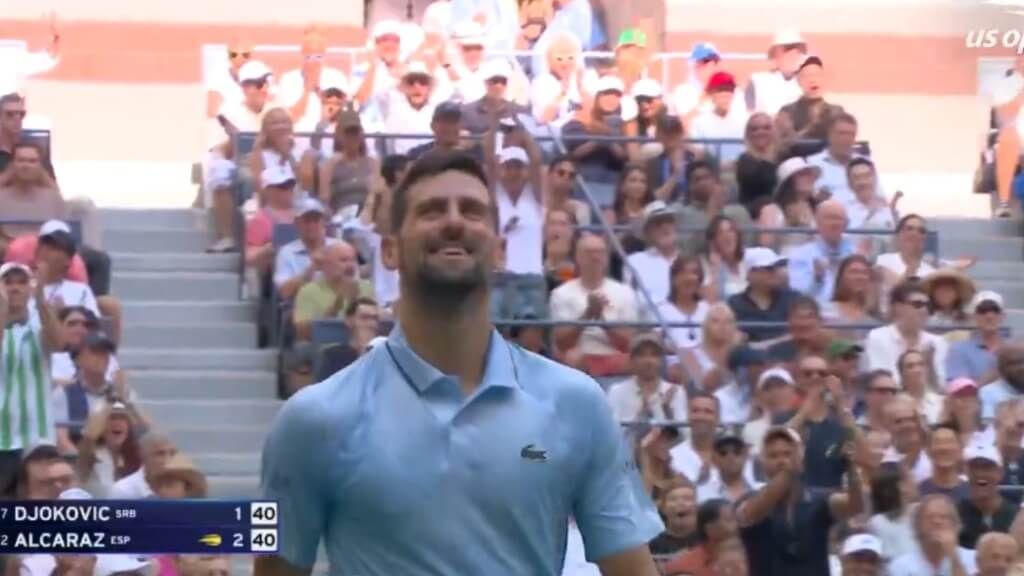  Novak Djokovic sonríe tras el puntazo conseguido ante Alcaraz (foto: US Open X).