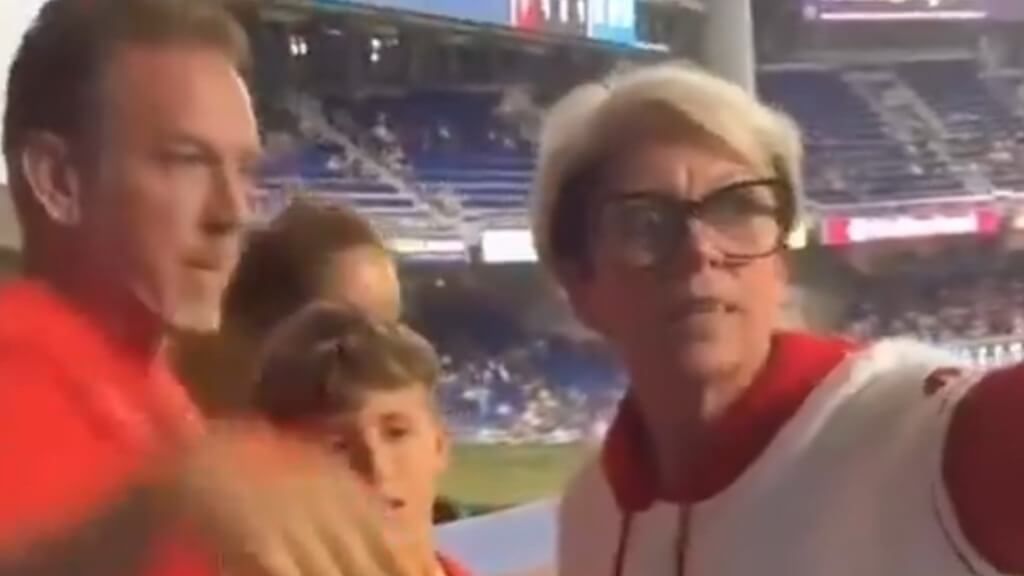 Karen ha sido criticada en redes por su suceso por una pelota de béisbol.