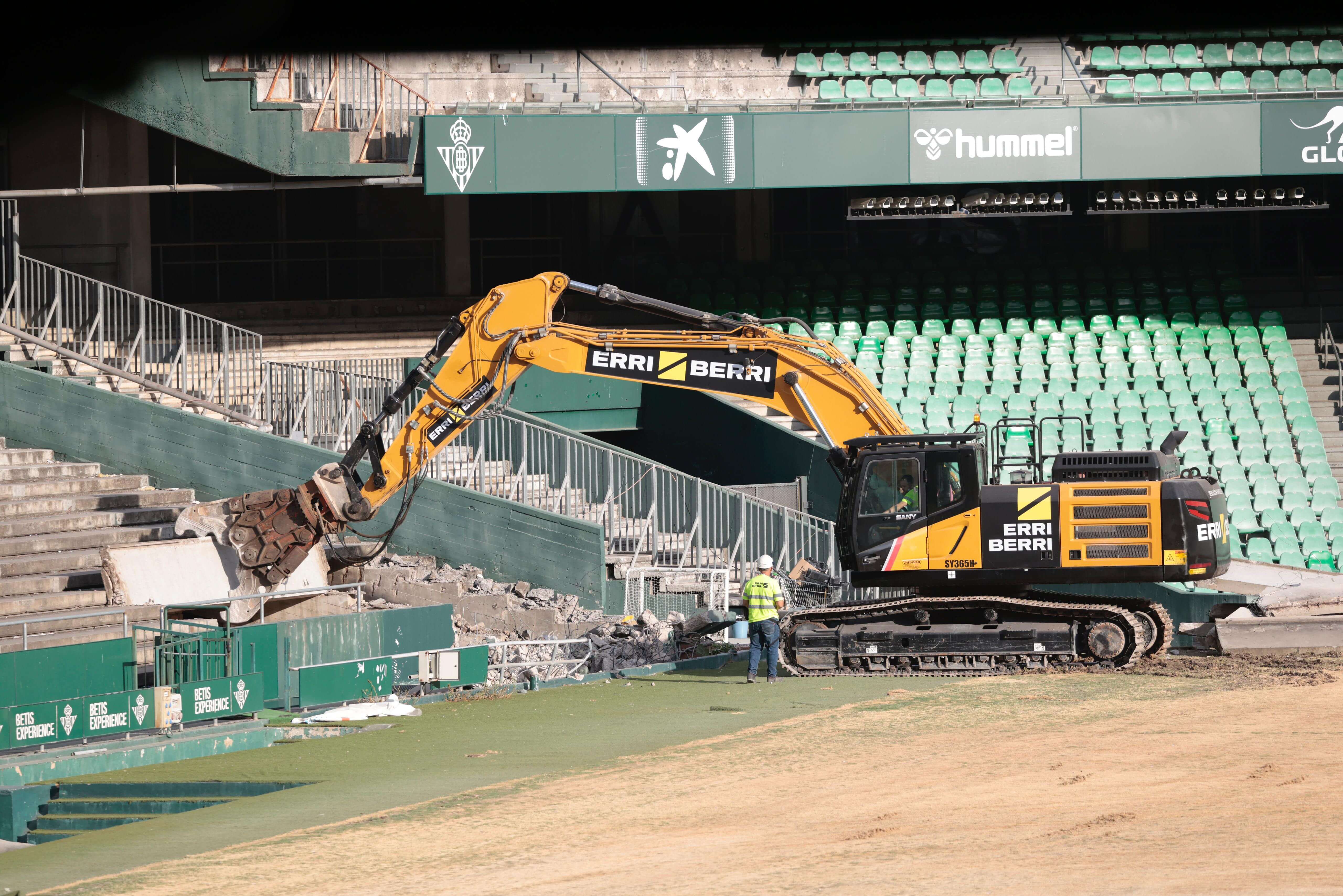 El primer día de derribo en el Benito Villamarín.