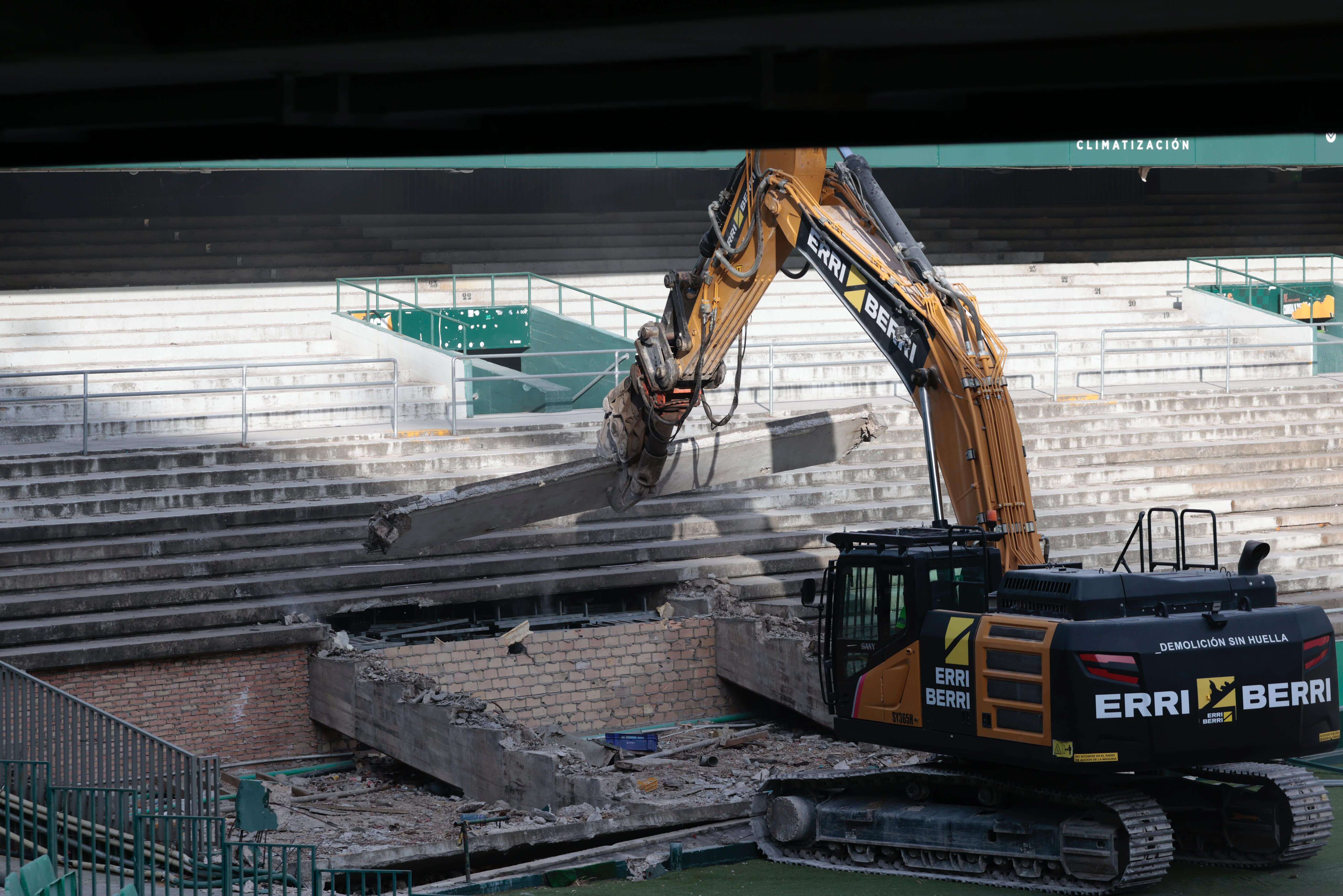 El primer día de derribo en el Benito Villamarín.