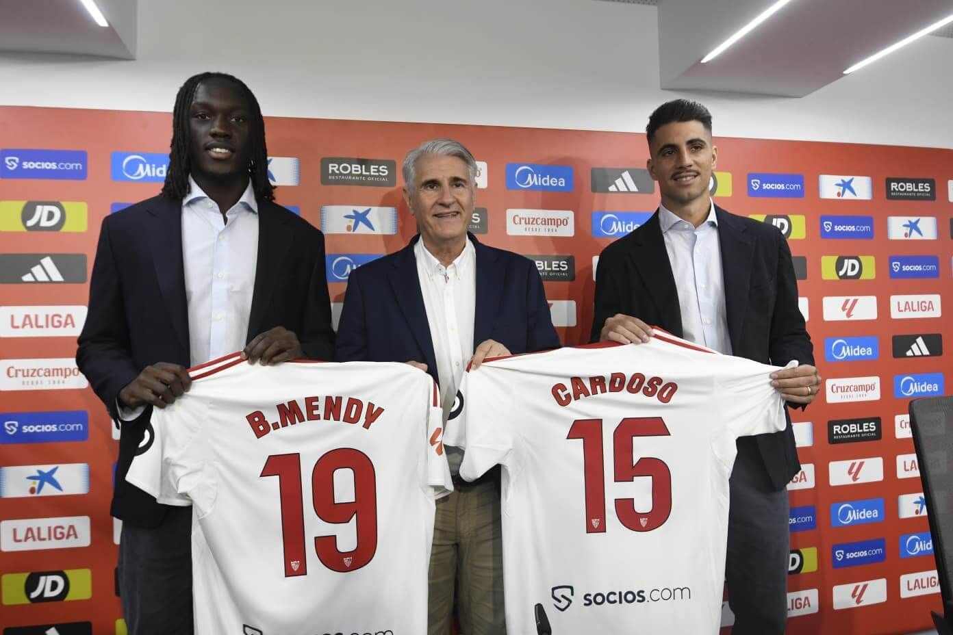  Antonio Cordón, junto a Fabio Cardoso y Batista Mendy.