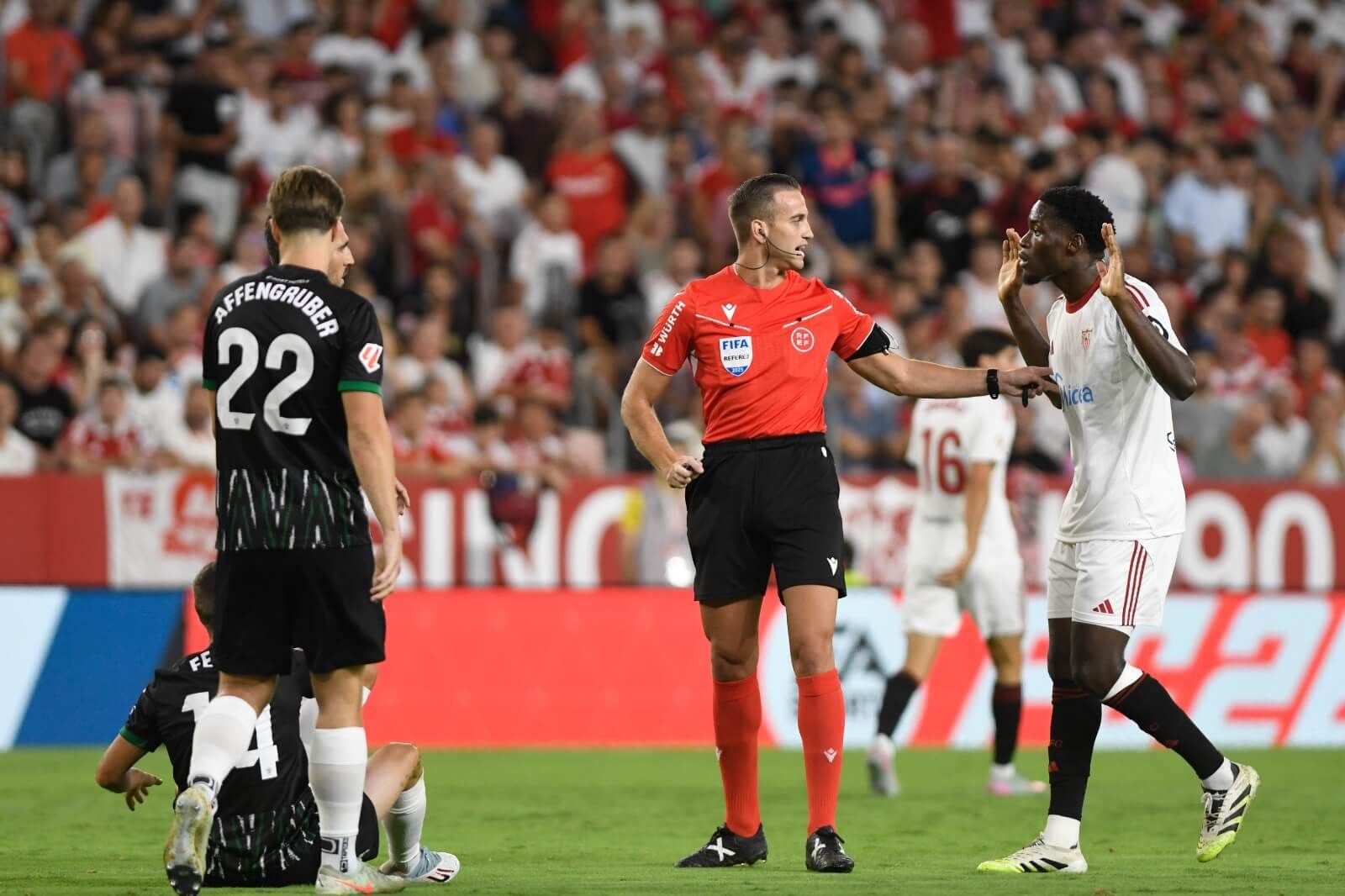  Alberola Rojas, amonestando a Agoumé.