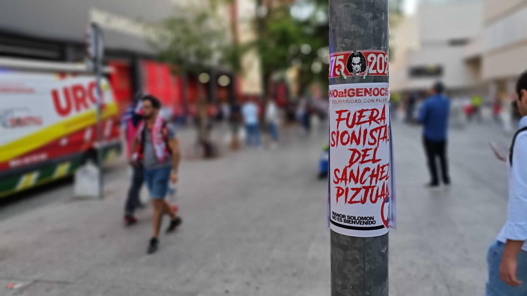  Imágenes de la protesta contra Solomon en la previa del Sevilla - Villarreal.