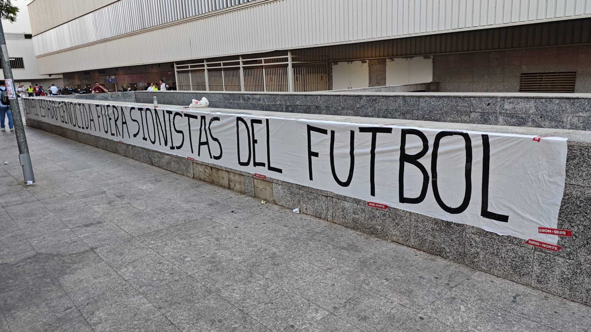 Imágenes de la protesta contra Solomon en la previa del Sevilla - Villarreal.