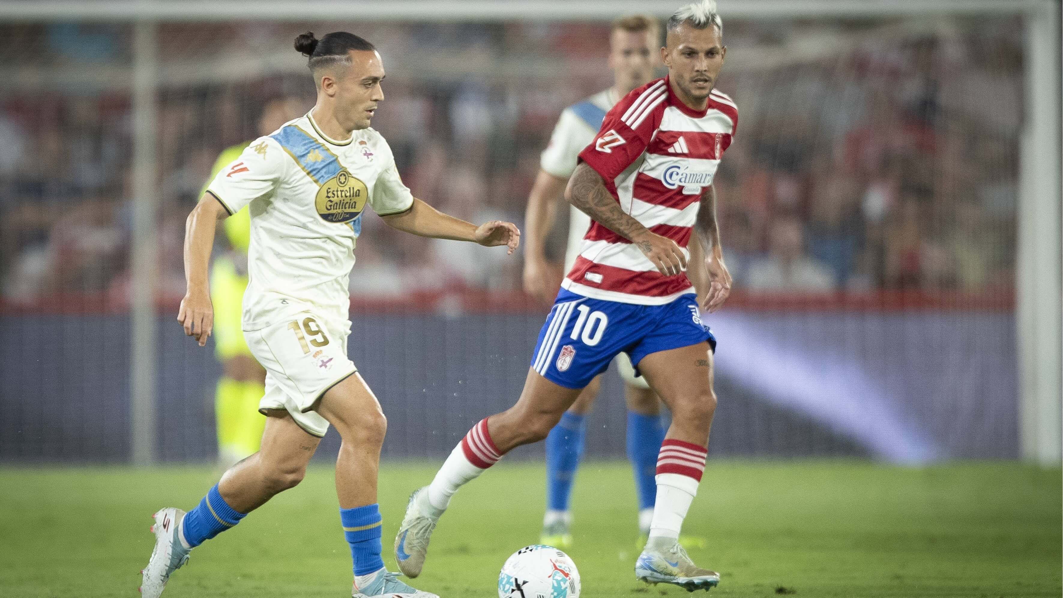  Luismi Cruz, presionado por Stoichkov en el Granada - Deportivo.