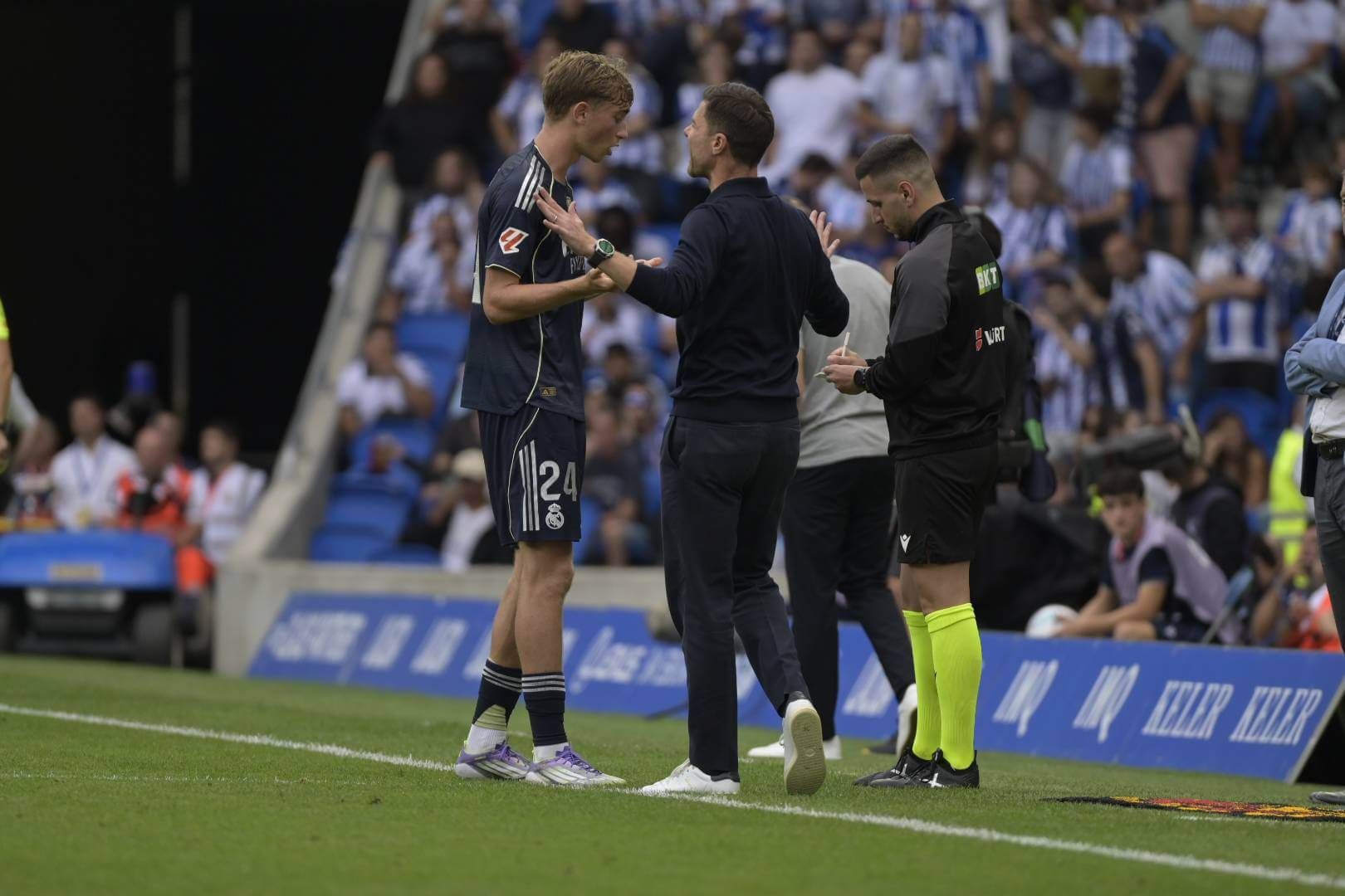  Xabi Alonso con Dean Huijsen tras ver la tarjeta roja en Anoeta (Cordon Press)