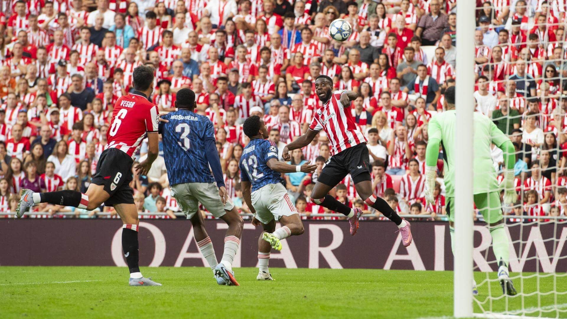 Iñaki Williams jugando ante el Arsenal FC en la Champions League en San Mamés.