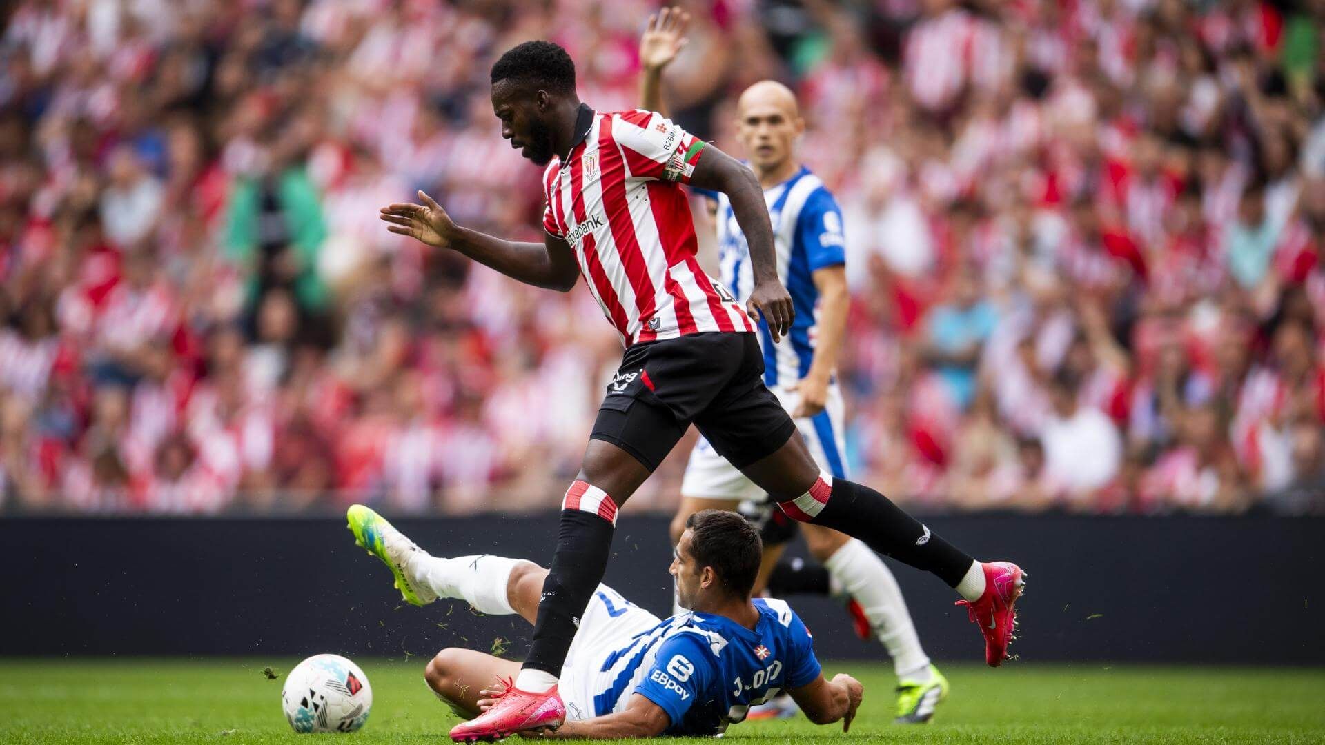 Iñaki Williams en acción ante el Deportivo Alavés en San Mamés.