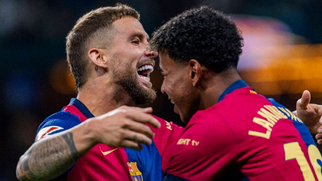 Íñigo Martínez abraza a Lamine Yamal (Cordon Press)