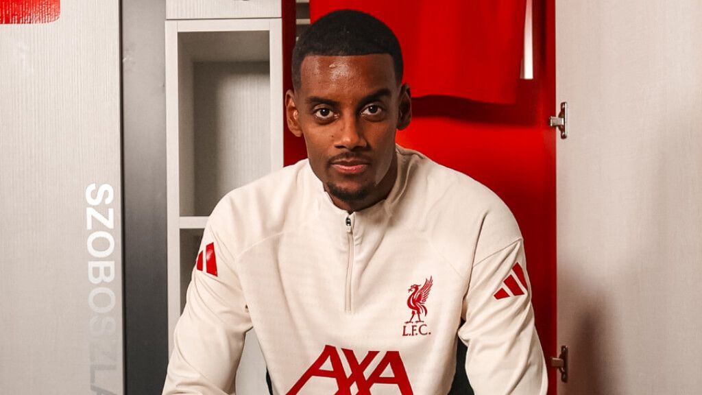  Isak, en su presentación con el Liverpool ('X' Liverpool)