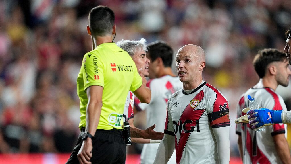  Isi Palazón hablando con Mateo Busquets Ferrer (Fuente: Europa Press)