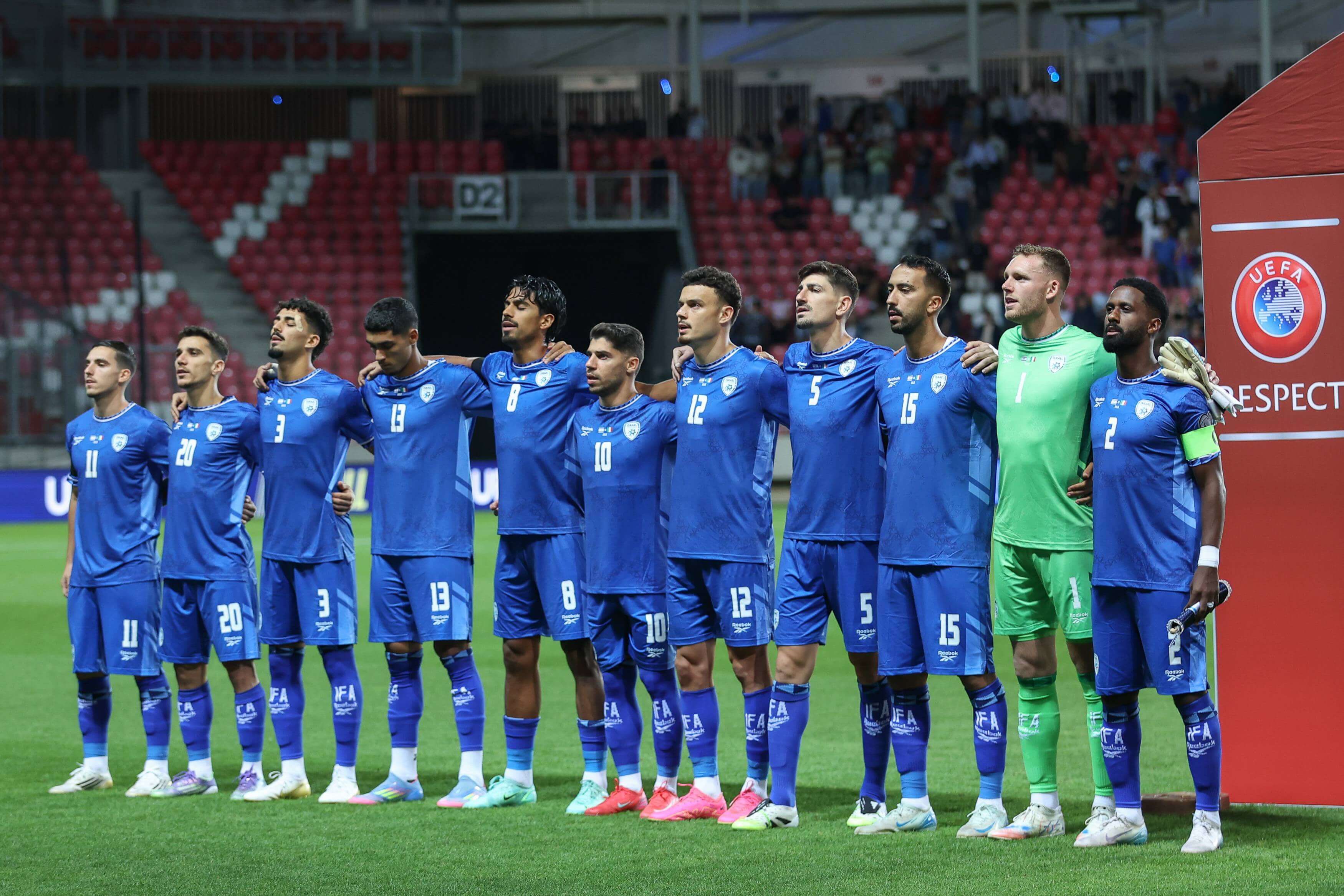 Los jugadores de Israel escuchan su himno antes de jugar contra Italia.