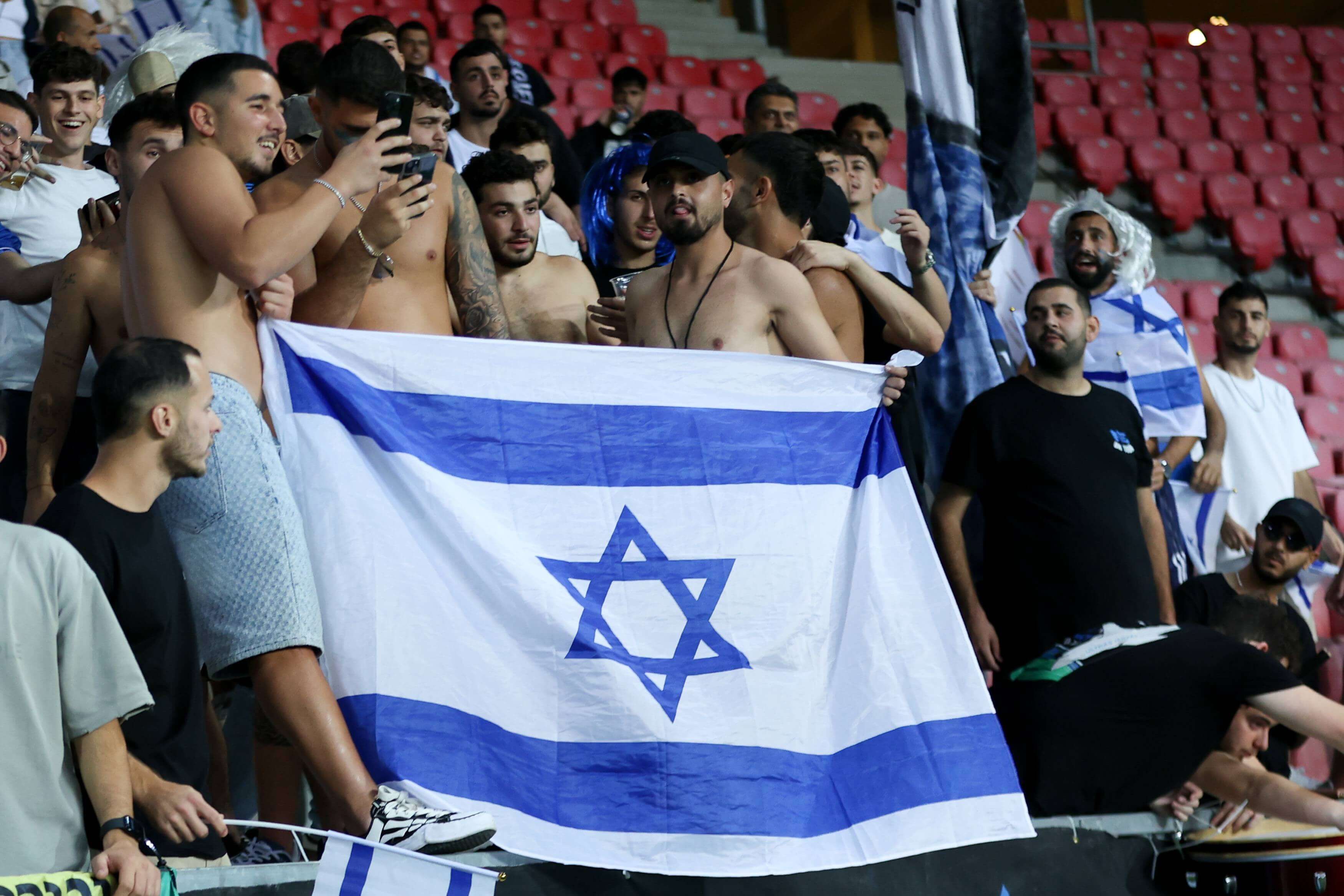  Aficionados de Israel, en el partido ante Italia de clasificación para el Mundial (Foto: Cordon Pr