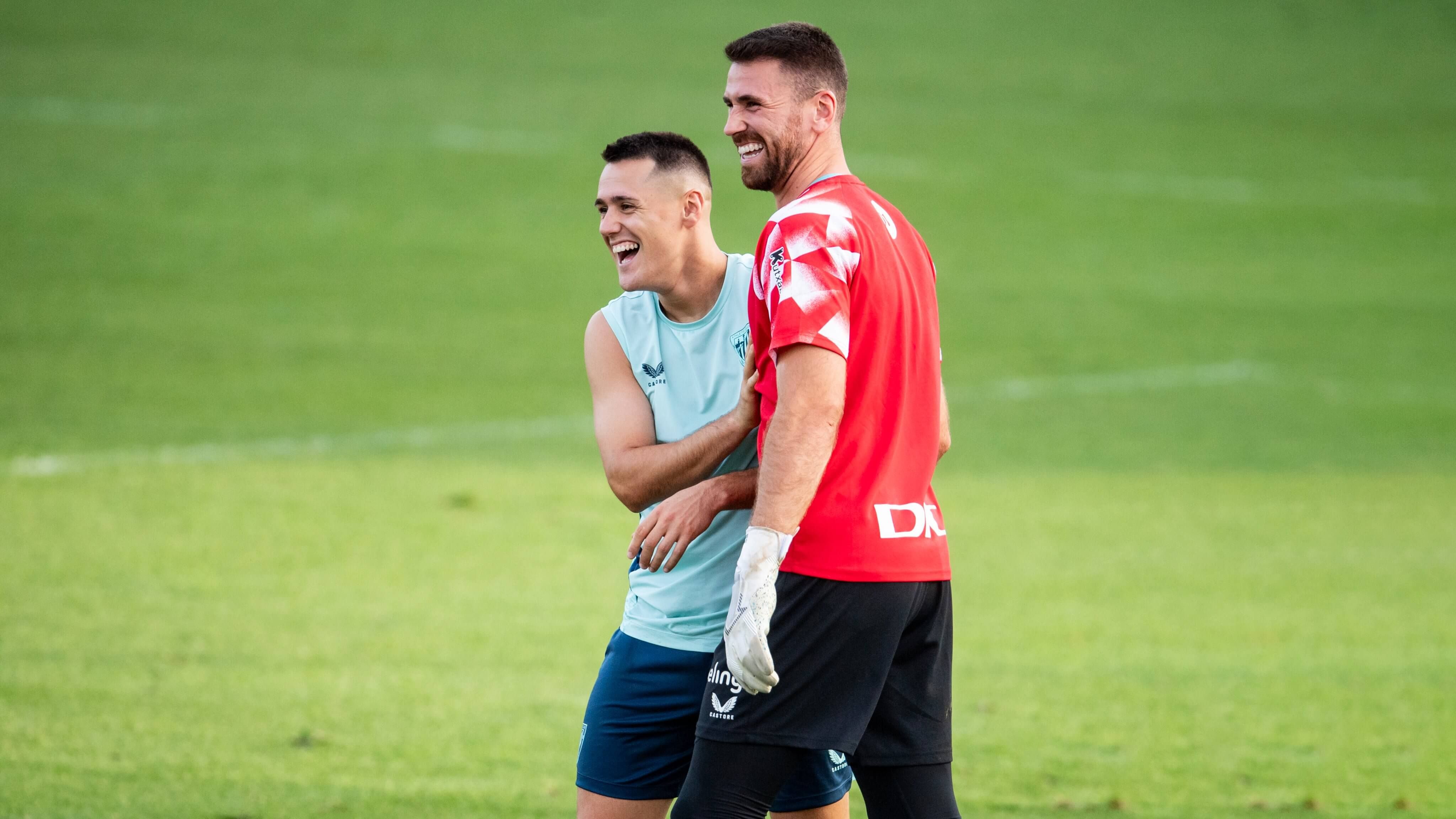  Risas de Urko Izeta y el meta Unai Simón entrenando en Lezama.