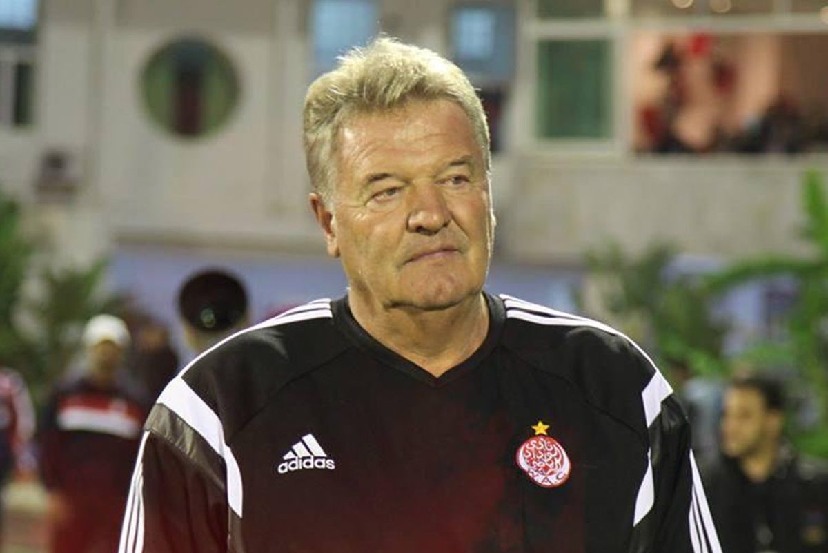 JB Toshack en su etapa como entrenador del Wydad de Casablanca.