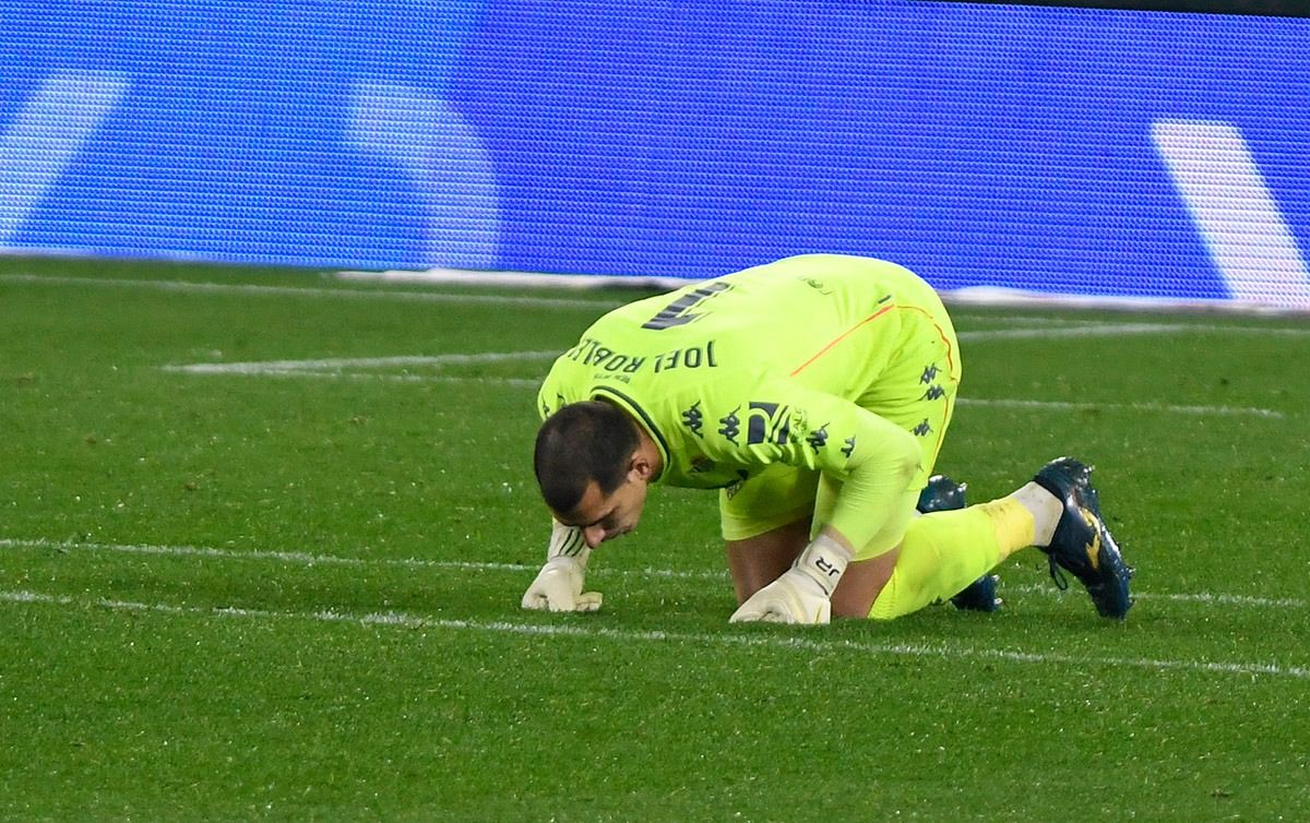  Joel Robles besa el suelo del Villamarín.