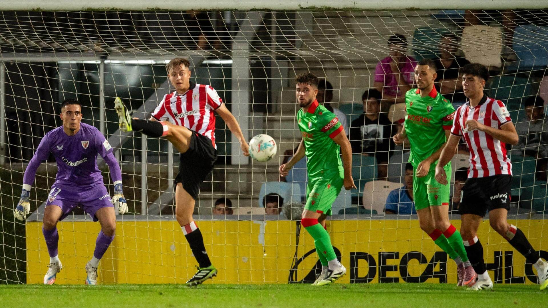 Jon de Luis despeja un balón en el Athletic-Osasuna en Barakaldo.
