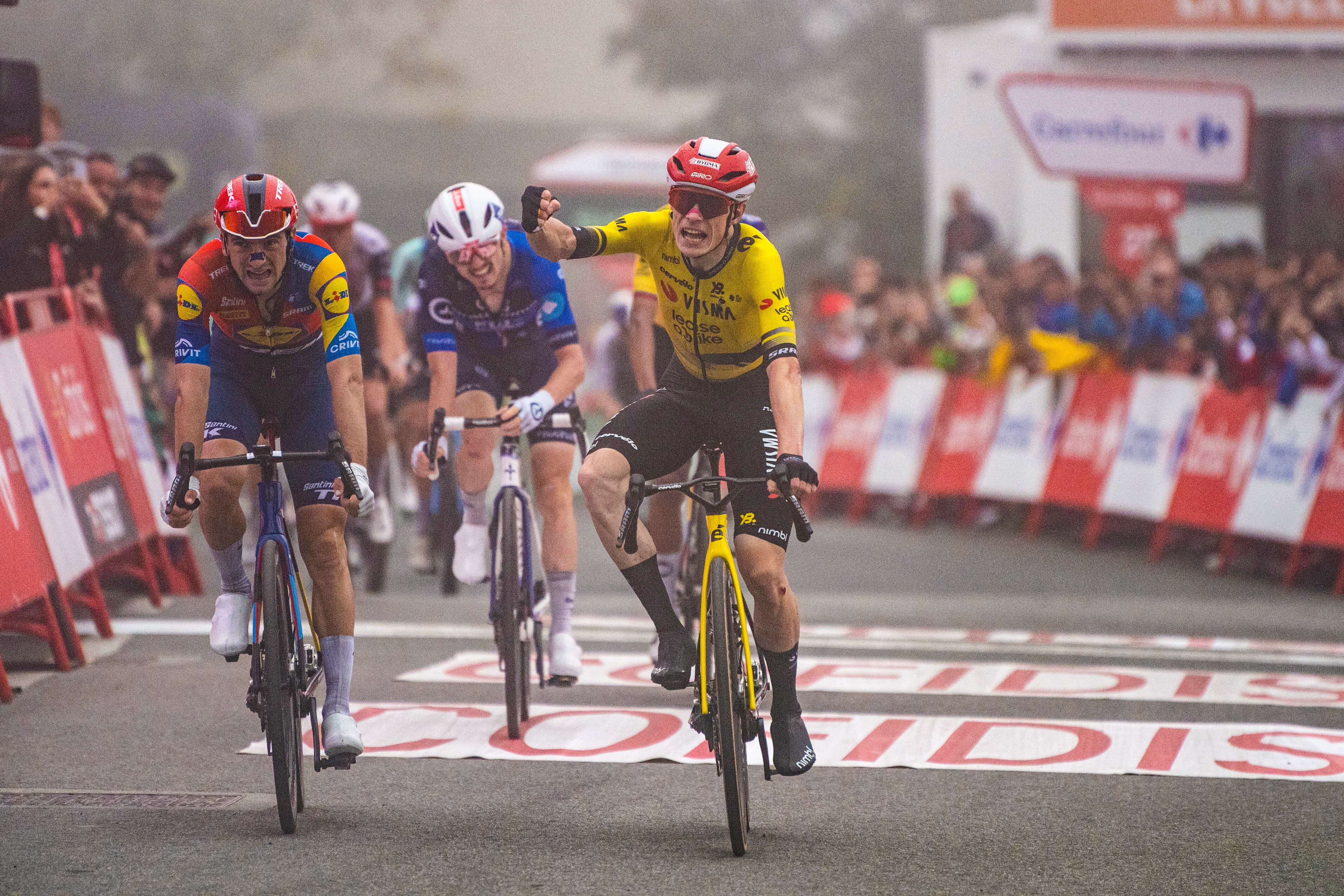  Jonas Vingegaard celebra una victoria en La Vuelta.