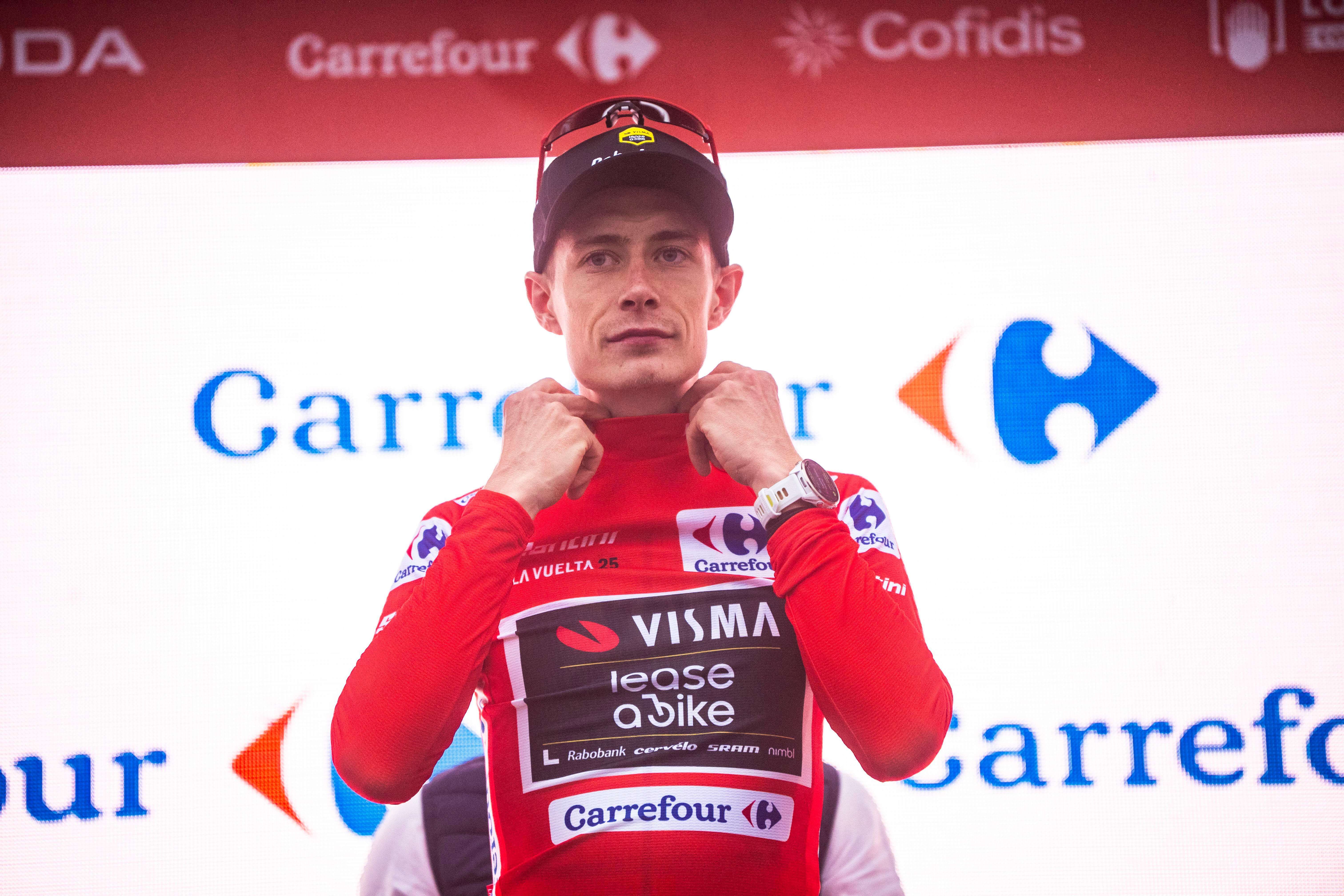  Jonas Vingegaard posa con el maillot rojo como líder de La Vuelta.