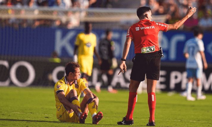  Juanmi Latasa se queja de su tobillo en Zaragoza.