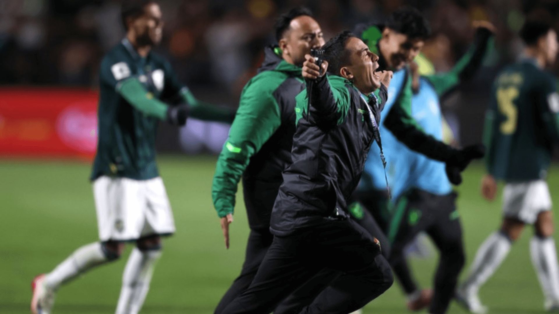  Jugadores de Bolivia celebran el triunfo ante Brasil para meterse en la repesca.