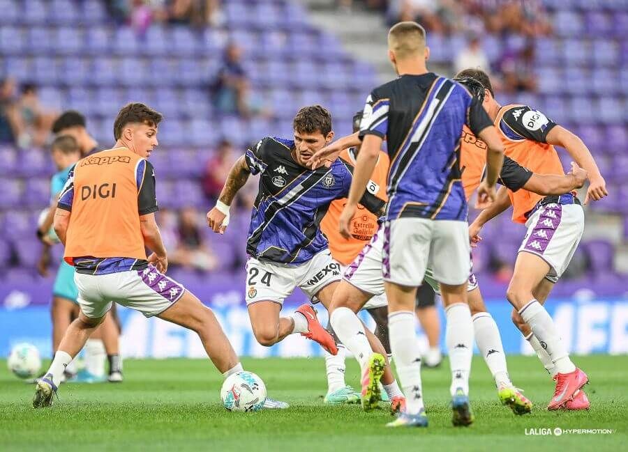 Jugadores del Real Valladolid calientan ante el Ceuta.