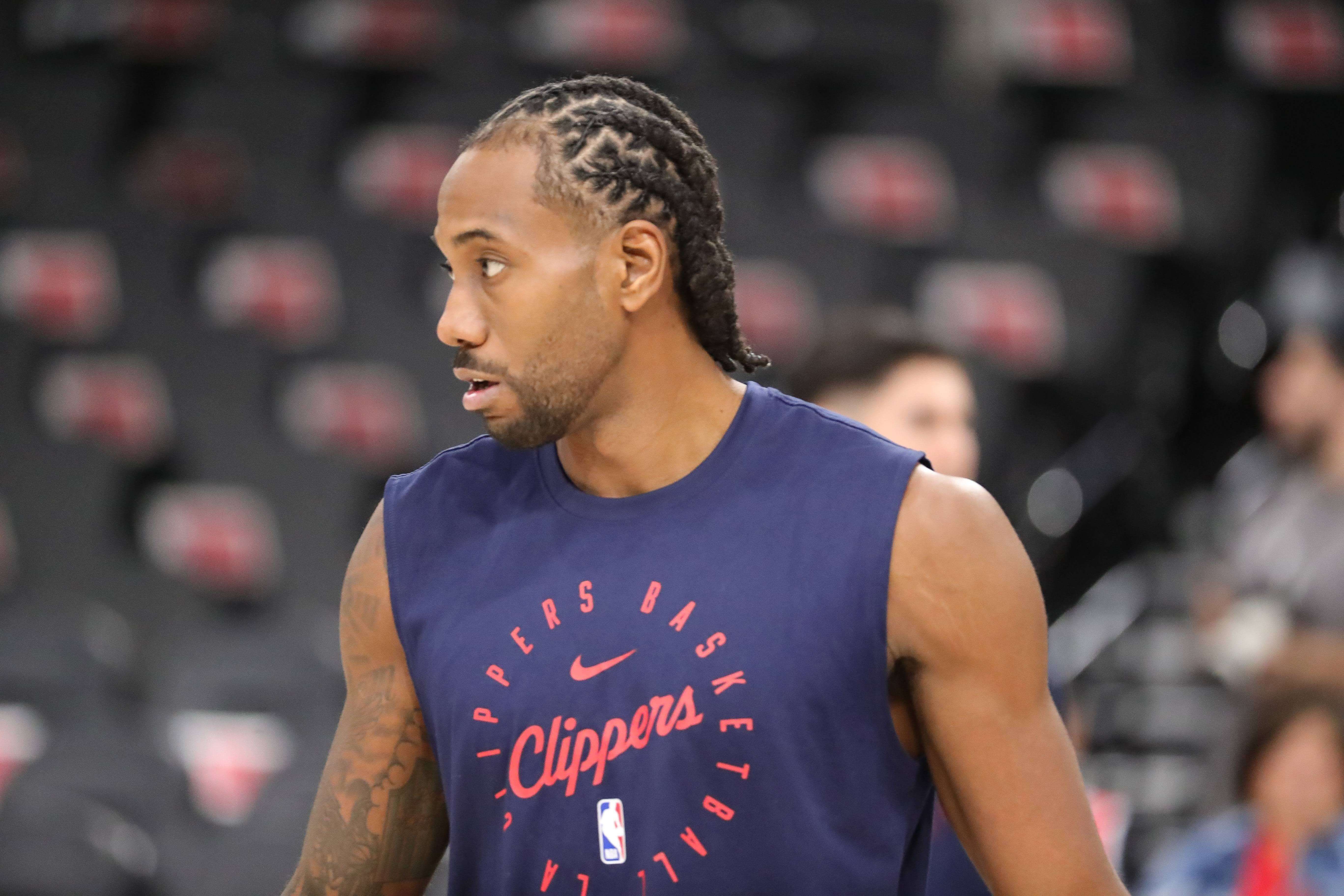 Kawhi Leonard calienta antes de un partido de Los Angeles Clippers.