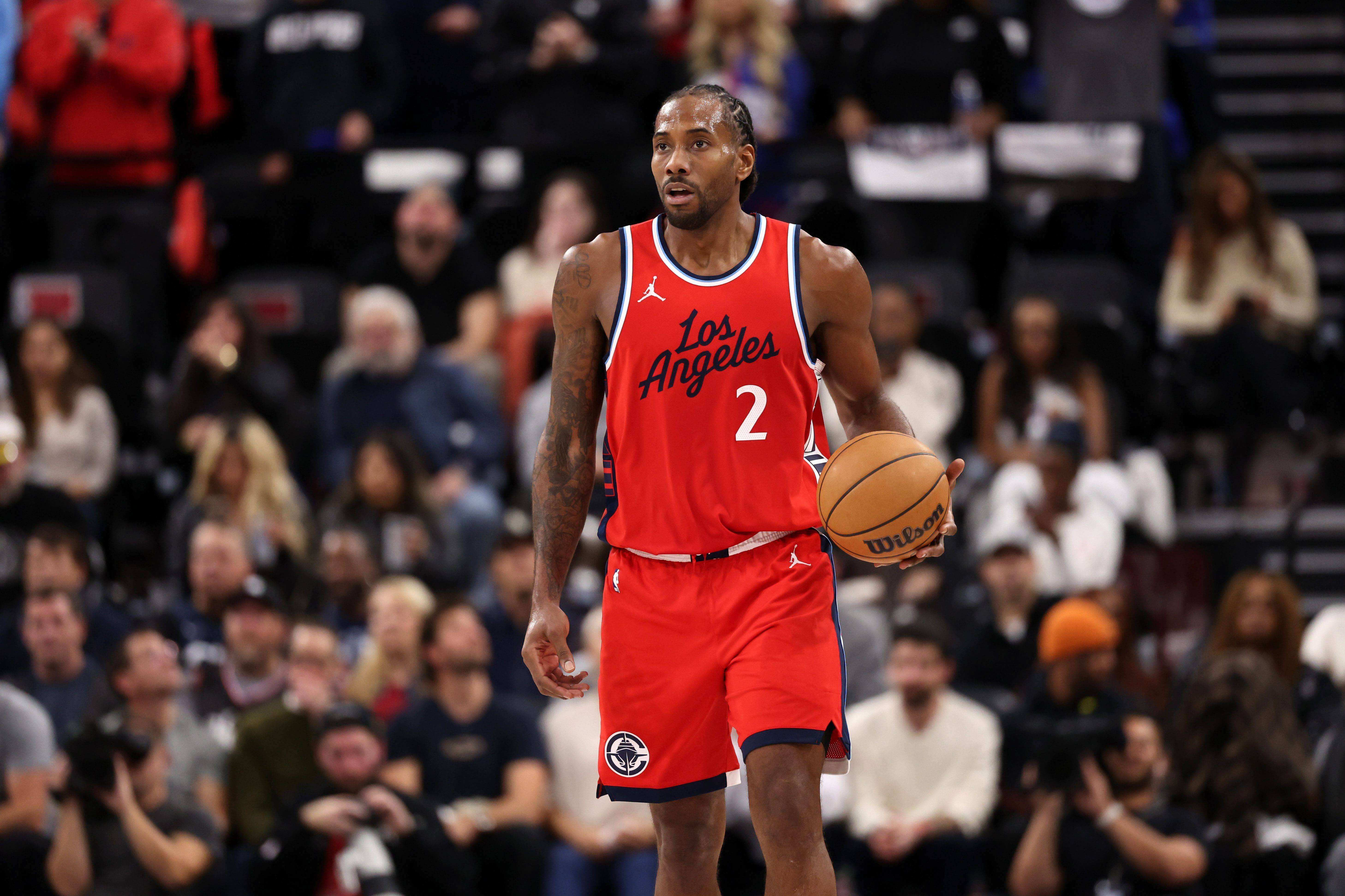  Kawhi Leonard lleva la pelota en un partido de Los Angeles Clippers.