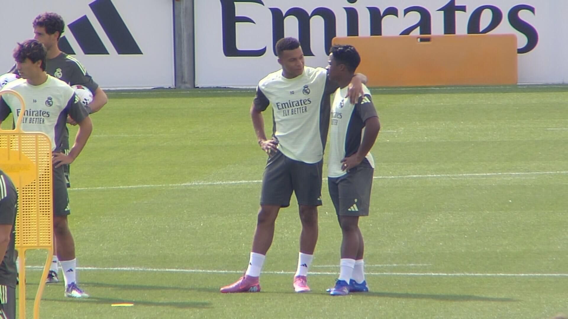  Kylian Mbappé con Endrick, en el entrenamiento del Real Madrid