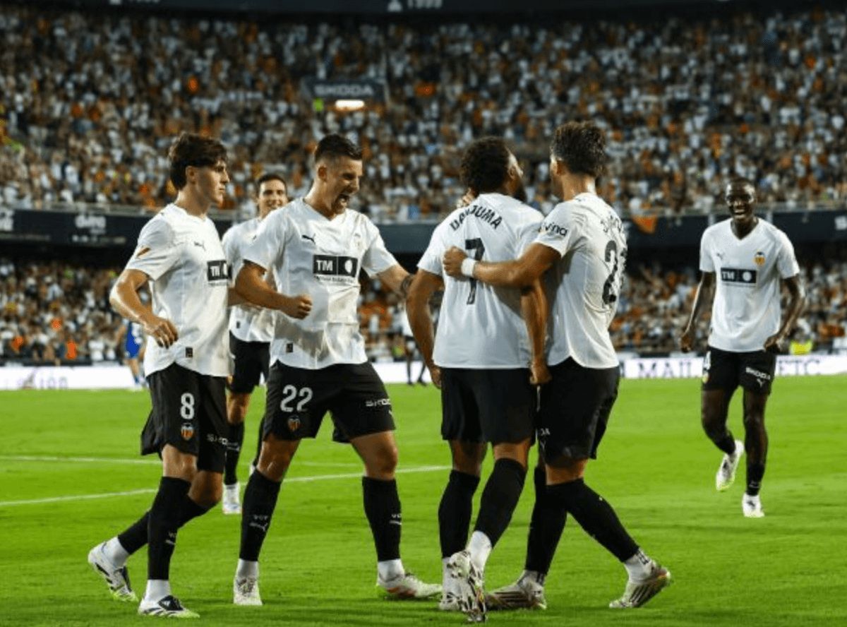 La plantilla del Valencia CF arropa a Danjuma tras su gol