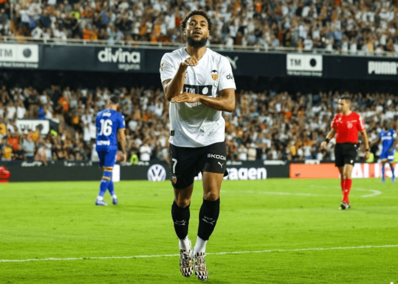 La Cobra Arnaut Danjuma pica en Mestalla