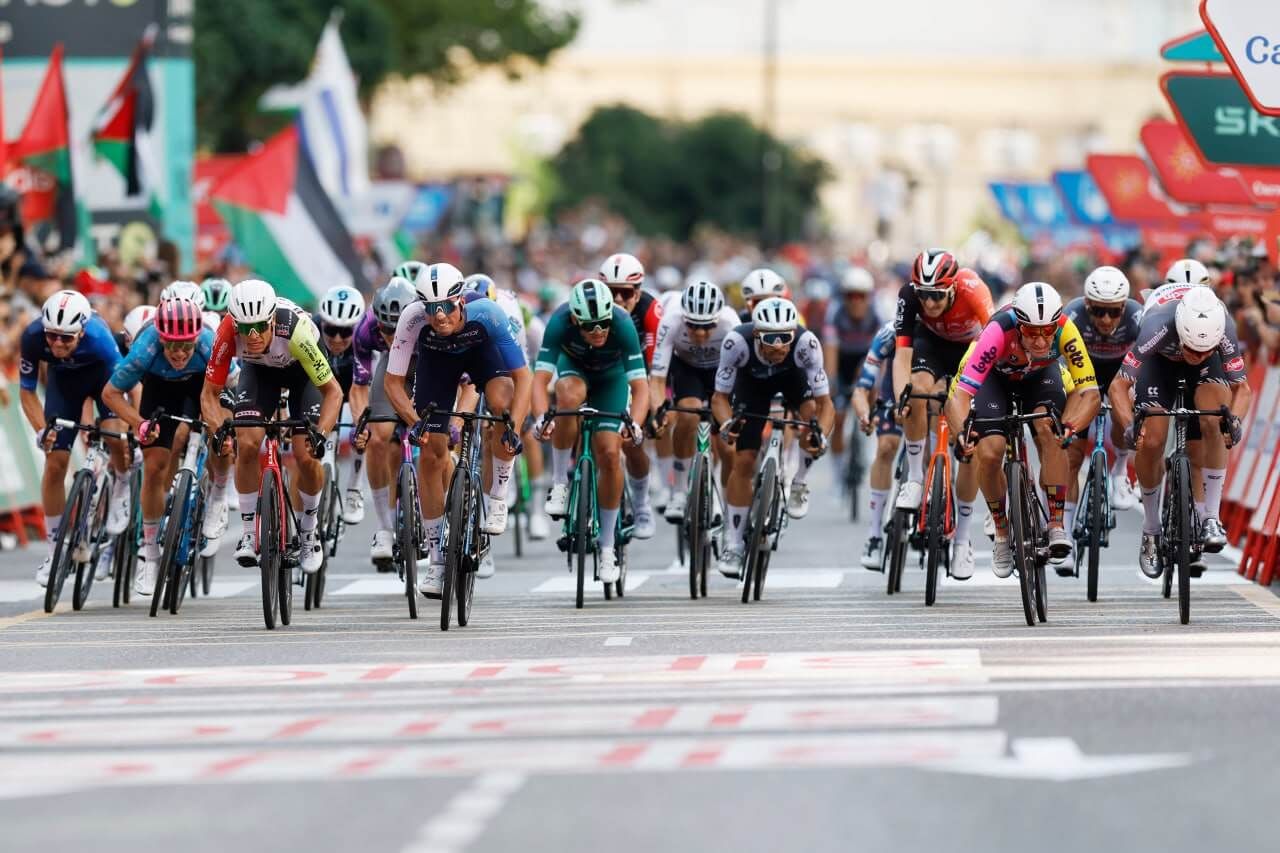 Llegada en Zaragoza con victoria de Jasper Philipsen.