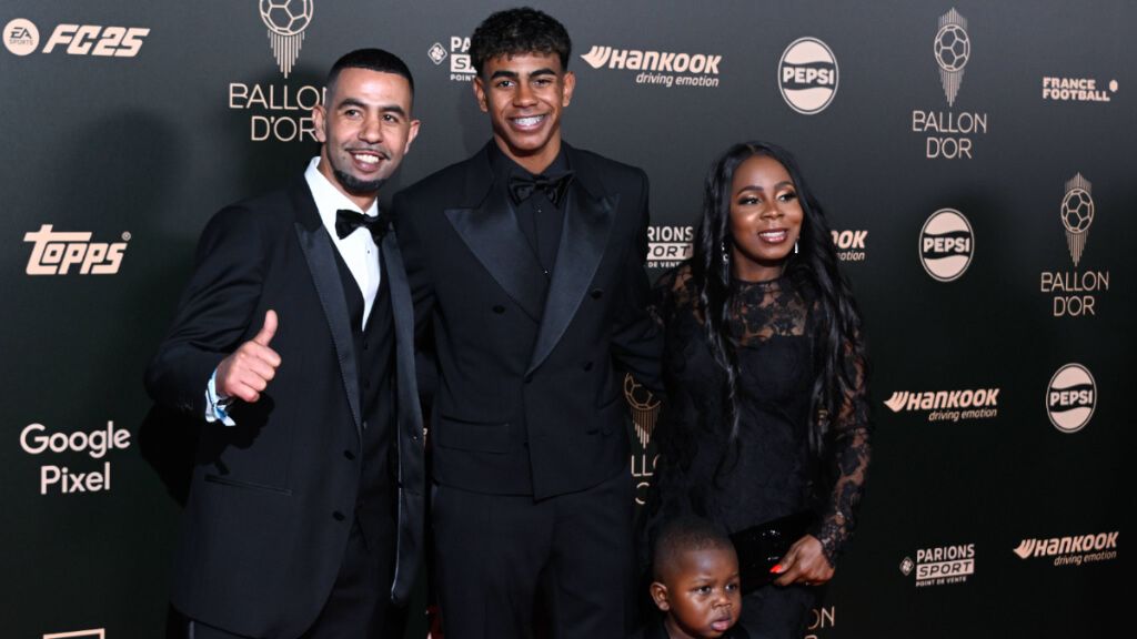  Lamine Yamal junto a su familia en la gala del Balón de Oro (Fuente: Cordon Press)