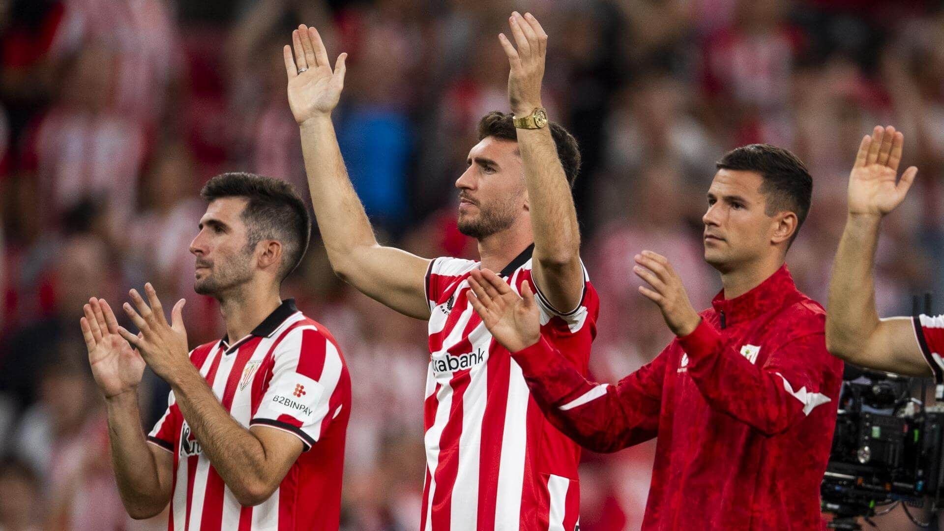  Aymeric Laporte, con el equipo ante la grada en San Mamés.