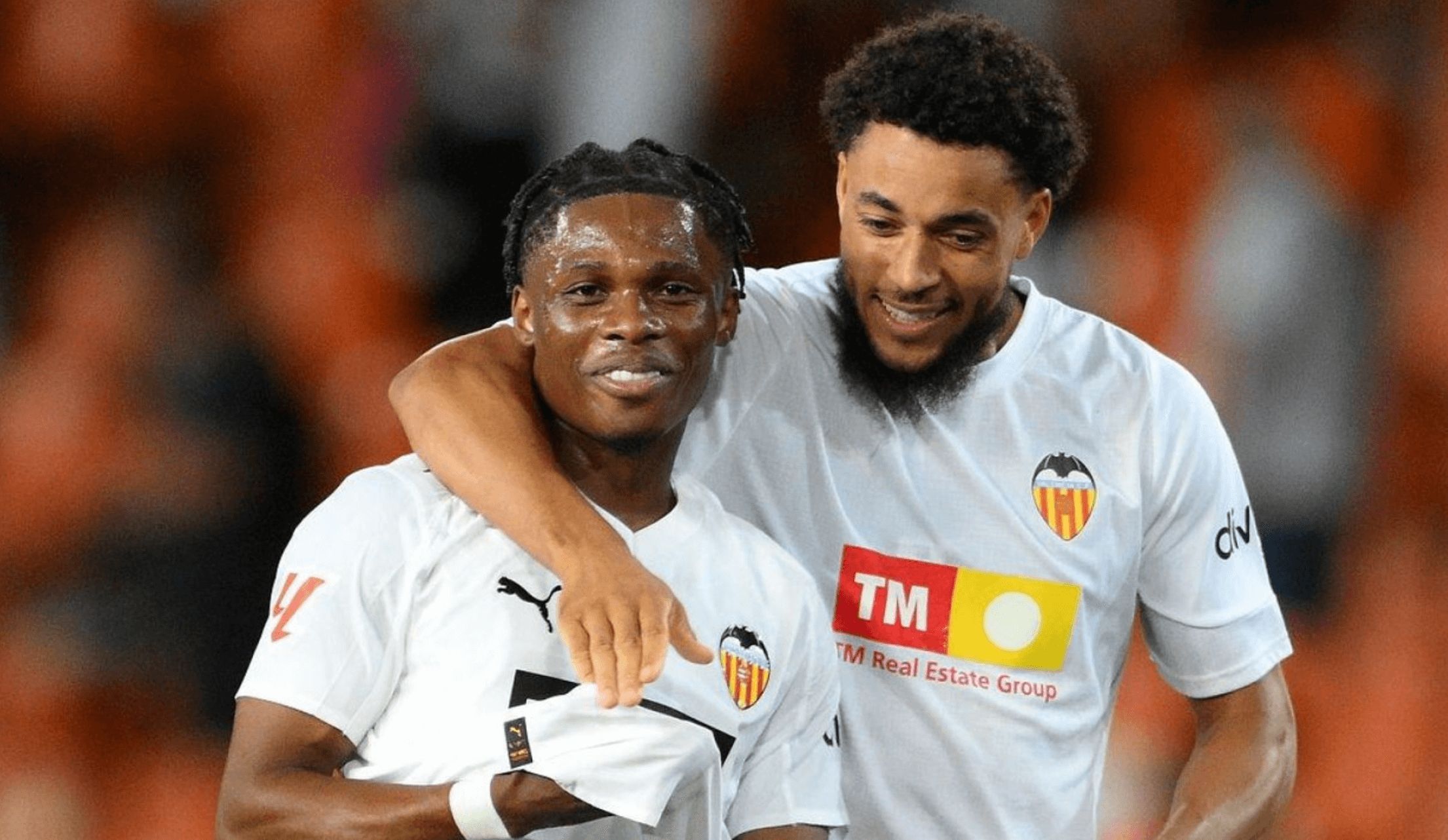  Largie Ramazani abrazado por Danjuma al final del partido