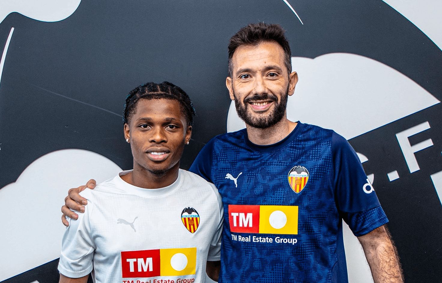 Largie Ramazani es abrazado por Carlos Corberán